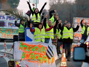 Yellow vest protesters in Cissac-Medoc block a road